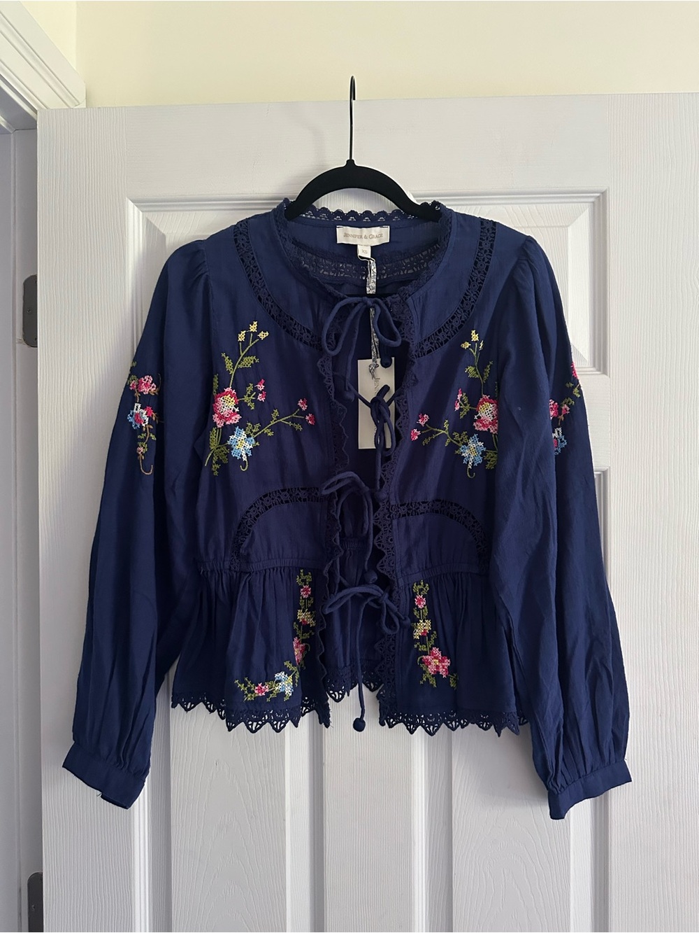 Size XS Jennifer & Grace Women’s Navy Embroidered Floral Tie-Front Blouse - Picture 3 of 11